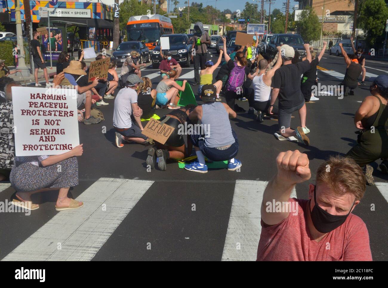 Los Angeles, États-Unis. 12 juin 2020. Les manifestants arrêtent la circulation sur Sunset Blvd. Dans la région de Silver Lake à Los Angeles pour exprimer leur indignation face à la brutalité policière et à l'assassinat de George Floyd et de nombreuses autres victimes le vendredi 12 juin 2020. Vendredi, le Conseil municipal de Minneapolis a adopté à l'unanimité une résolution visant à mettre en place un système de sécurité publique dirigé par la communauté pour remplacer le service de police après le décès de George Floyd aux mains de la police de la ville. Photo de Jim Ruymen/UPI crédit: UPI/Alay Live News Banque D'Images