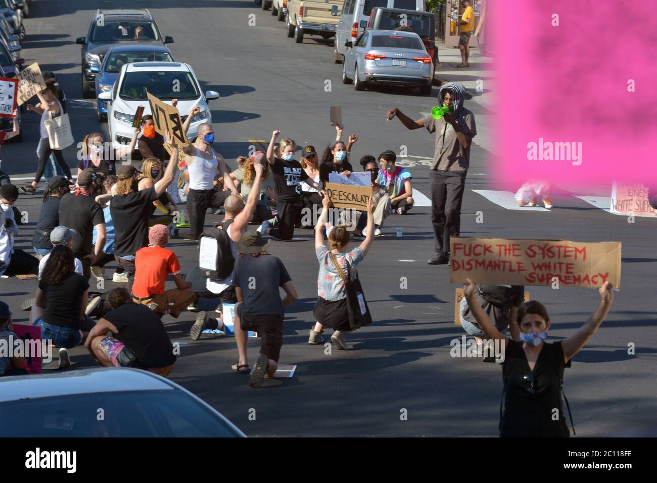 Los Angeles, États-Unis. 12 juin 2020. Les manifestants arrêtent la circulation sur Sunset Blvd. Dans la région de Silver Lake à Los Angeles pour exprimer leur indignation face à la brutalité policière et à l'assassinat de George Floyd et de nombreuses autres victimes le vendredi 12 juin 2020. Vendredi, le Conseil municipal de Minneapolis a adopté à l'unanimité une résolution visant à mettre en place un système de sécurité publique dirigé par la communauté pour remplacer le service de police après le décès de George Floyd aux mains de la police de la ville. Photo de Jim Ruymen/UPI crédit: UPI/Alay Live News Banque D'Images