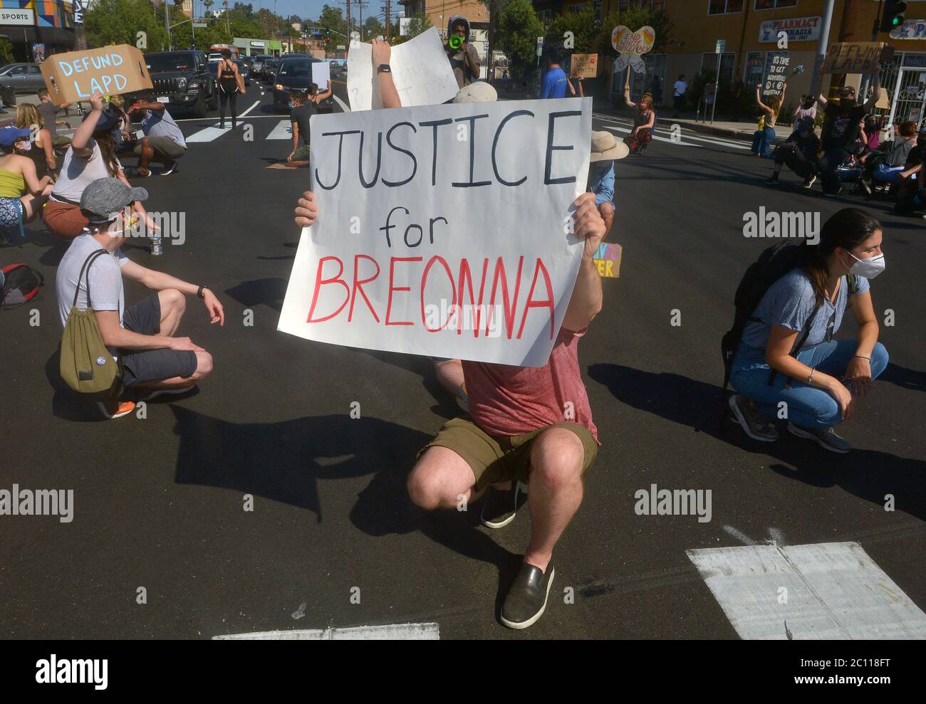 Los Angeles, États-Unis. 12 juin 2020. Les manifestants arrêtent la circulation sur Sunset Blvd. Dans la région de Silver Lake à Los Angeles pour exprimer leur indignation face à la brutalité policière et à l'assassinat de George Floyd et de nombreuses autres victimes le vendredi 12 juin 2020. Vendredi, le Conseil municipal de Minneapolis a adopté à l'unanimité une résolution visant à mettre en place un système de sécurité publique dirigé par la communauté pour remplacer le service de police après le décès de George Floyd aux mains de la police de la ville. Photo de Jim Ruymen/UPI crédit: UPI/Alay Live News Banque D'Images