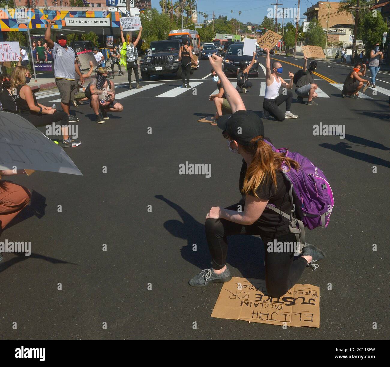 Los Angeles, États-Unis. 12 juin 2020. Les manifestants arrêtent la circulation sur Sunset Blvd. Dans la région de Silver Lake à Los Angeles pour exprimer leur indignation face à la brutalité policière et à l'assassinat de George Floyd et de nombreuses autres victimes le vendredi 12 juin 2020. Vendredi, le Conseil municipal de Minneapolis a adopté à l'unanimité une résolution visant à mettre en place un système de sécurité publique dirigé par la communauté pour remplacer le service de police après le décès de George Floyd aux mains de la police de la ville. Photo de Jim Ruymen/UPI crédit: UPI/Alay Live News Banque D'Images