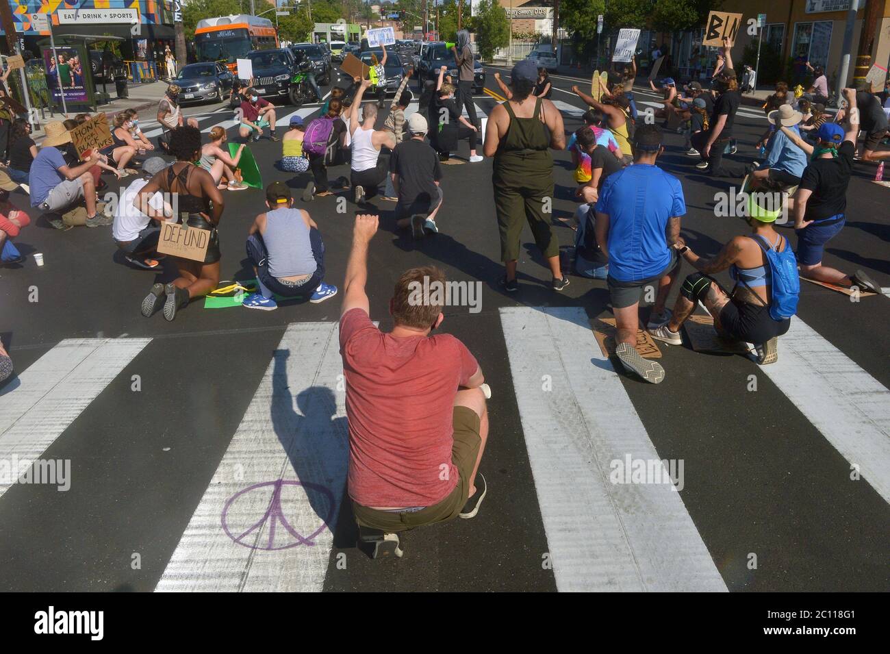 Los Angeles, États-Unis. 12 juin 2020. Les manifestants arrêtent la circulation sur Sunset Blvd. Dans la région de Silver Lake à Los Angeles pour exprimer leur indignation face à la brutalité policière et à l'assassinat de George Floyd et de nombreuses autres victimes le vendredi 12 juin 2020. Vendredi, le Conseil municipal de Minneapolis a adopté à l'unanimité une résolution visant à mettre en place un système de sécurité publique dirigé par la communauté pour remplacer le service de police après le décès de George Floyd aux mains de la police de la ville. Photo de Jim Ruymen/UPI crédit: UPI/Alay Live News Banque D'Images