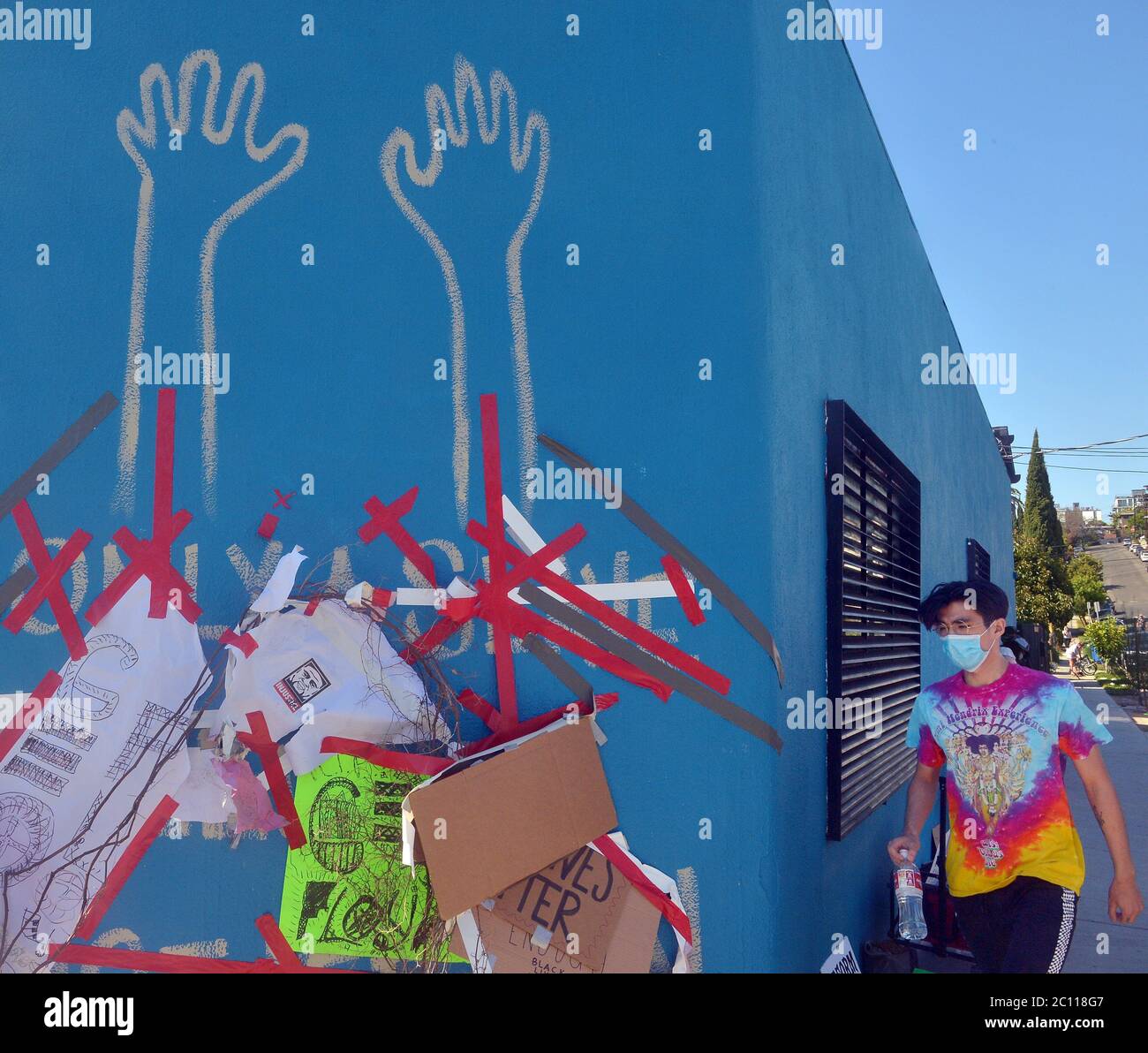 Los Angeles, États-Unis. 12 juin 2020. Les manifestants arrêtent la circulation sur Sunset Blvd. Dans la région de Silver Lake à Los Angeles pour exprimer leur indignation face à la brutalité policière et à l'assassinat de George Floyd et de nombreuses autres victimes le vendredi 12 juin 2020. Vendredi, le Conseil municipal de Minneapolis a adopté à l'unanimité une résolution visant à mettre en place un système de sécurité publique dirigé par la communauté pour remplacer le service de police après le décès de George Floyd aux mains de la police de la ville. Photo de Jim Ruymen/UPI crédit: UPI/Alay Live News Banque D'Images