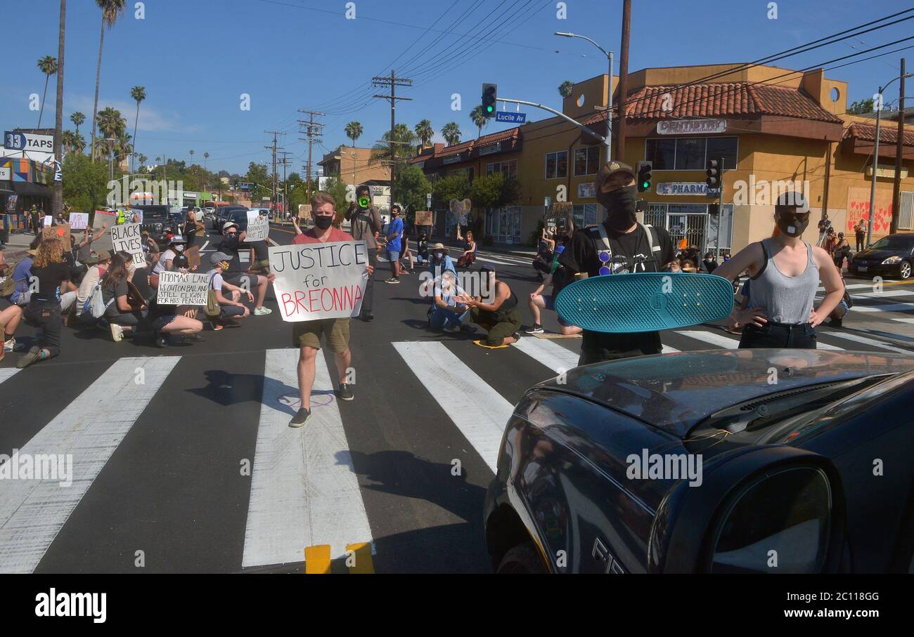 Los Angeles, États-Unis. 12 juin 2020. Les manifestants arrêtent la circulation sur Sunset Blvd. Dans la région de Silver Lake à Los Angeles pour exprimer leur indignation face à la brutalité policière et à l'assassinat de George Floyd et de nombreuses autres victimes le vendredi 12 juin 2020. Vendredi, le Conseil municipal de Minneapolis a adopté à l'unanimité une résolution visant à mettre en place un système de sécurité publique dirigé par la communauté pour remplacer le service de police après le décès de George Floyd aux mains de la police de la ville. Photo de Jim Ruymen/UPI crédit: UPI/Alay Live News Banque D'Images