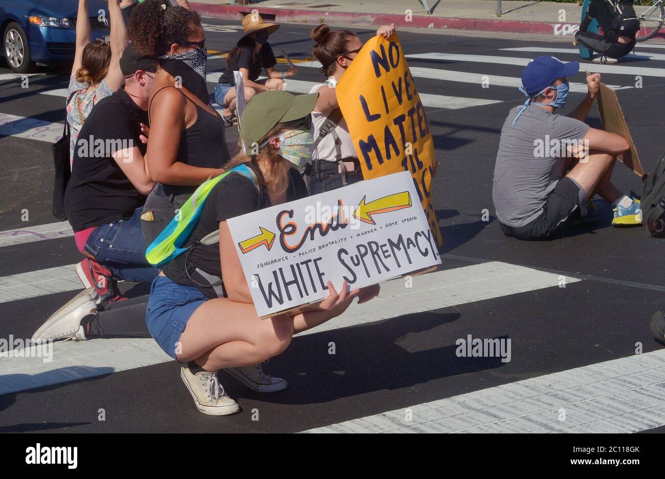 Los Angeles, États-Unis. 12 juin 2020. Les manifestants arrêtent la circulation sur Sunset Blvd. Dans la région de Silver Lake à Los Angeles pour exprimer leur indignation face à la brutalité policière et à l'assassinat de George Floyd et de nombreuses autres victimes le vendredi 12 juin 2020. Vendredi, le Conseil municipal de Minneapolis a adopté à l'unanimité une résolution visant à mettre en place un système de sécurité publique dirigé par la communauté pour remplacer le service de police après le décès de George Floyd aux mains de la police de la ville. Photo de Jim Ruymen/UPI crédit: UPI/Alay Live News Banque D'Images