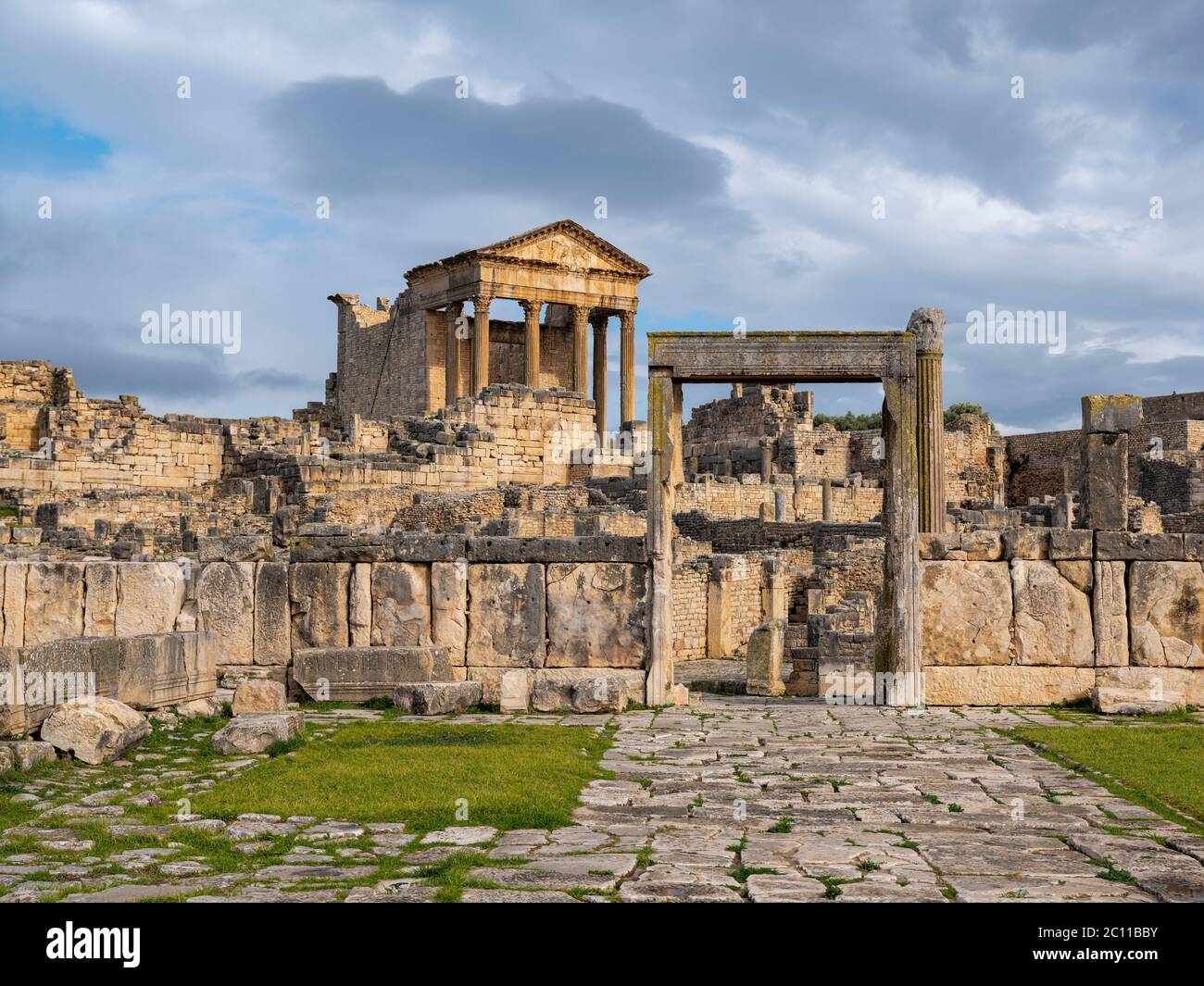 L'ancien site archéologique romain de Dougga (Thugga), Tunisie avec son temple de Jupiter bien conservé, ses arches et ses colonnes. Banque D'Images