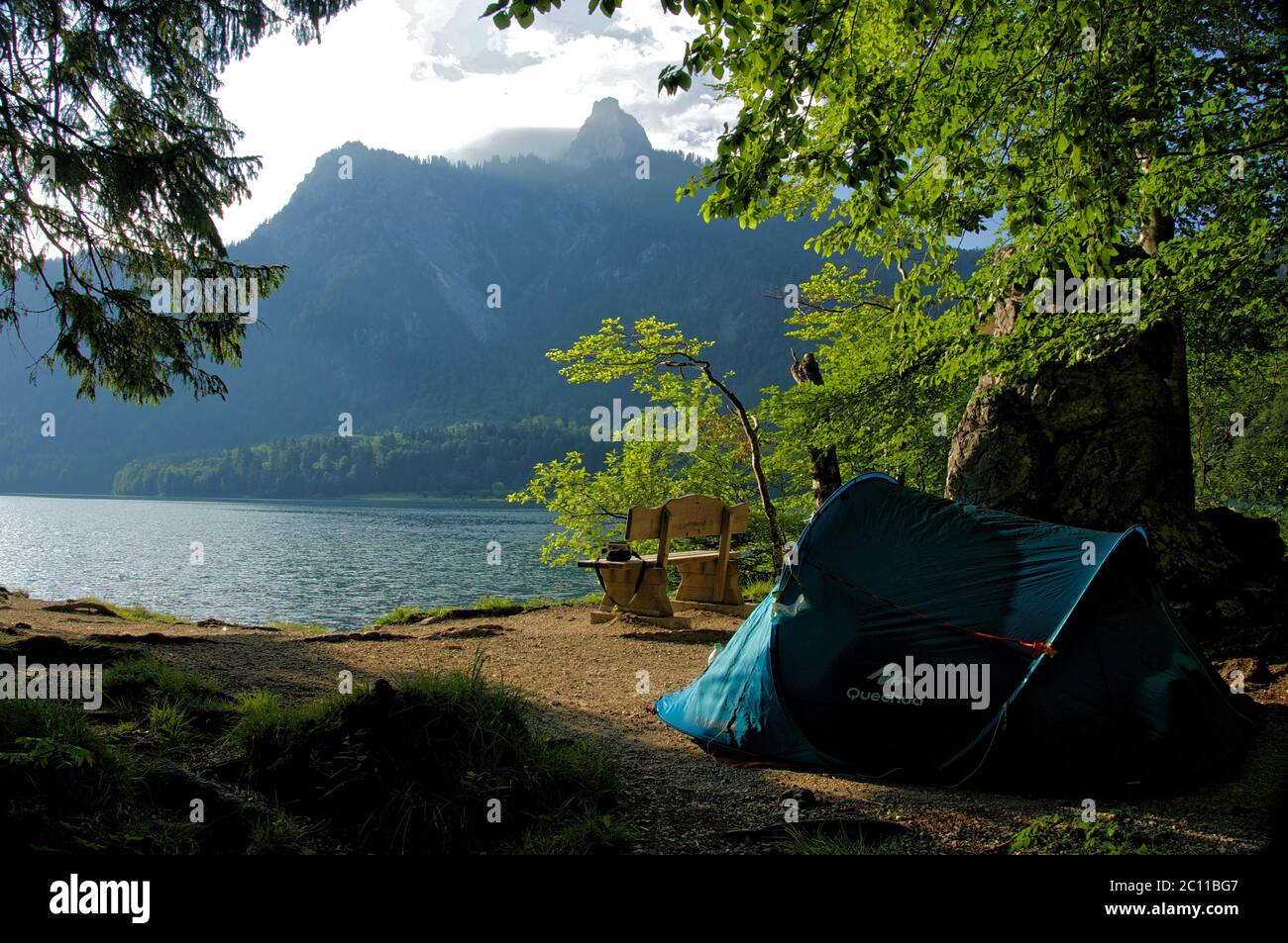 Tente Camping sauvage sur un lac en Bavière, Allemagne Photo Stock - Alamy