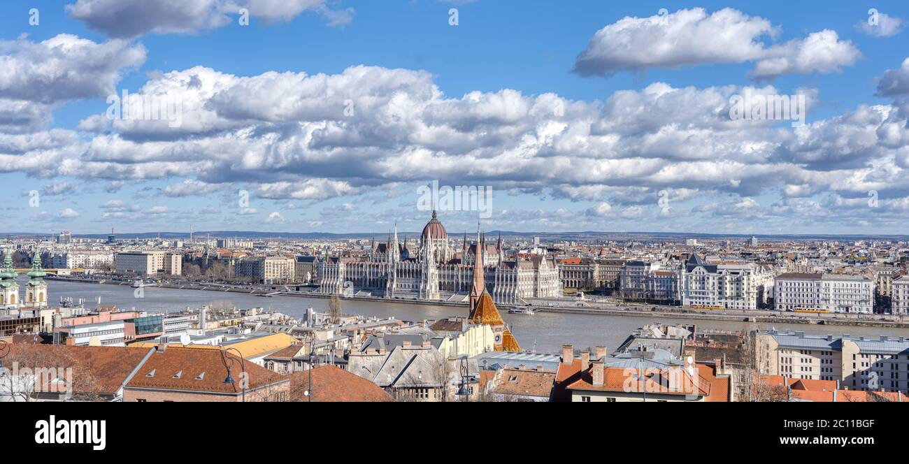 Cumulostratus nuages au-dessus du Parlement hongrois par le Danube à Budapest matin d'hiver Banque D'Images