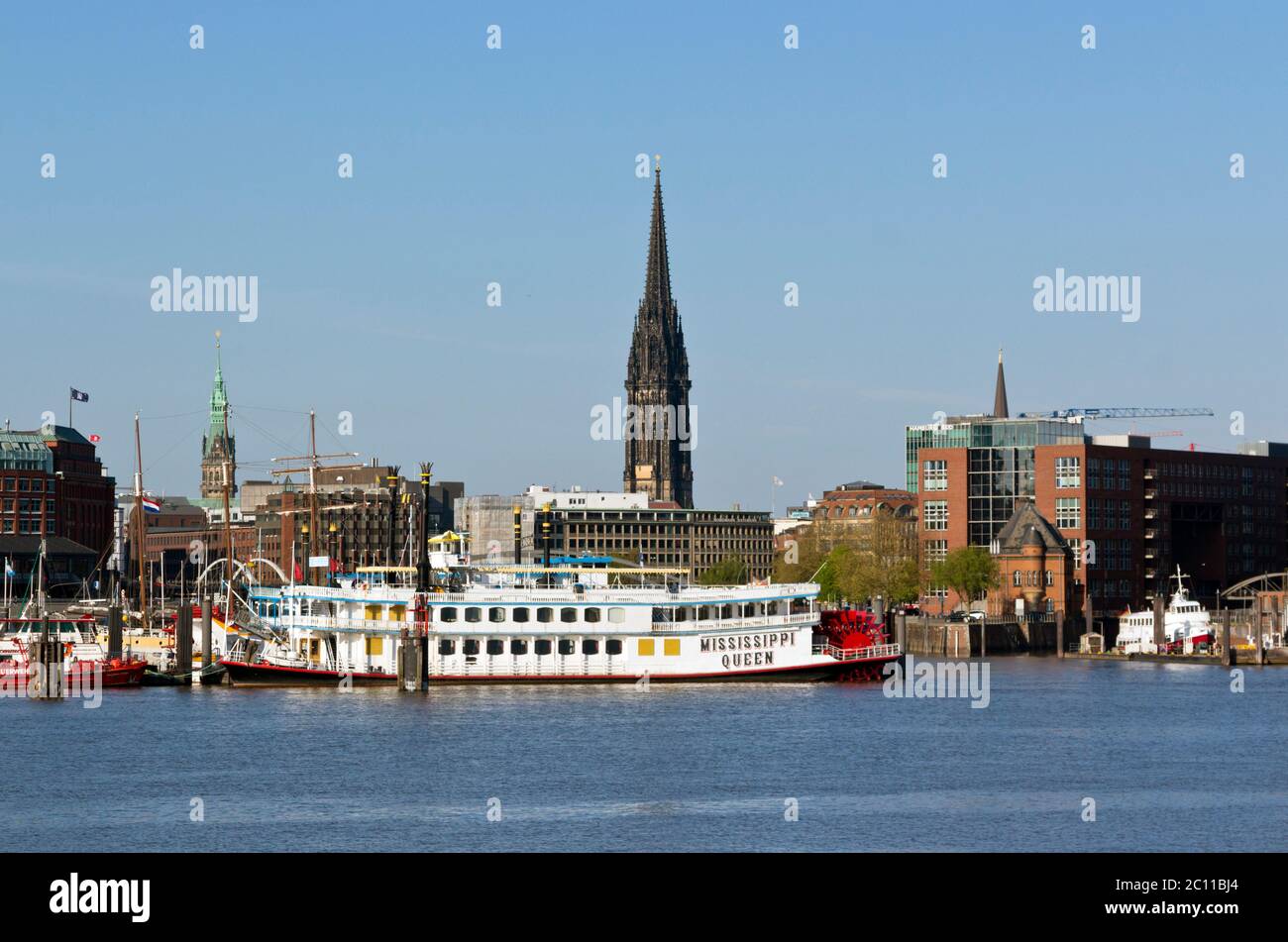 Vue sur l'Elbe vers l'église Nicolai et Hafencité, Hambourg, Allemagne Banque D'Images