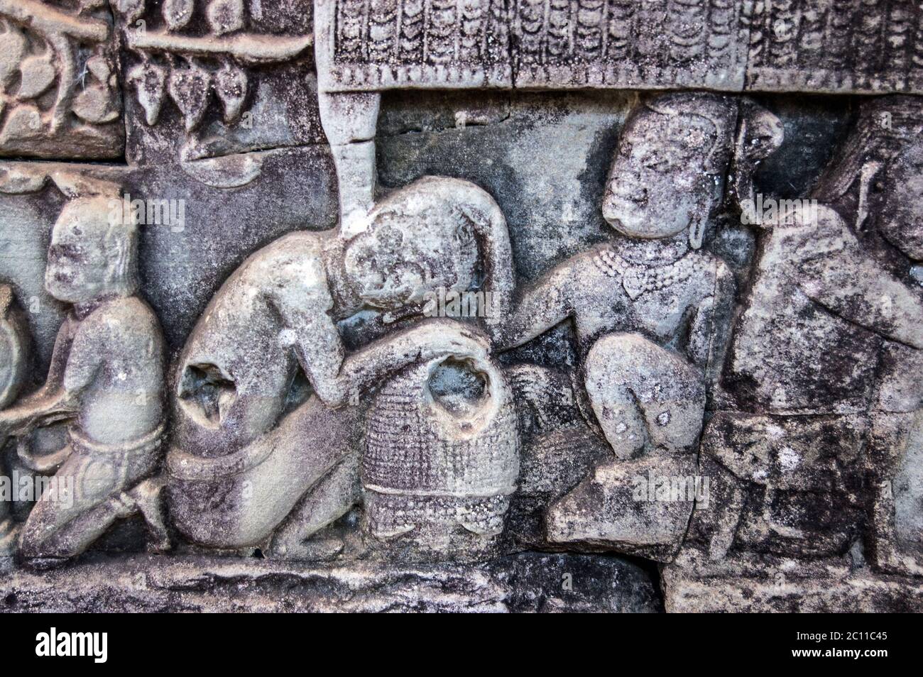 La sculpture khmère ancienne de poux étant cueillies des cheveux d'une femme. Mur du temple de Bayon, Angkor Thom, Cambodge. Banque D'Images