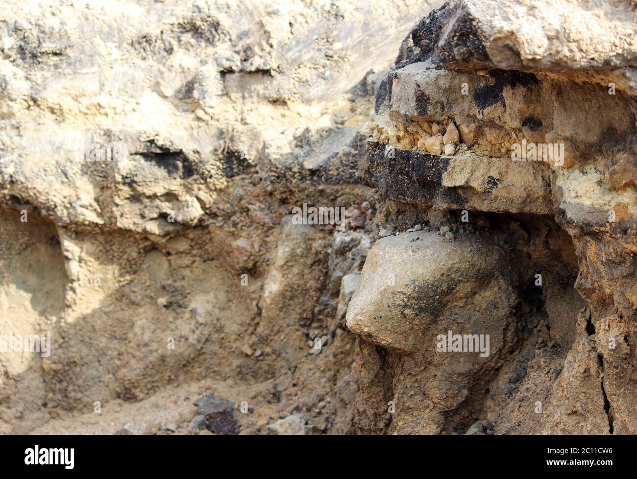 Couches dans le sol, racontant l'histoire de la construction de la route à Gatchina. Couche visible de gravats de pierre 250 ans - t Banque D'Images