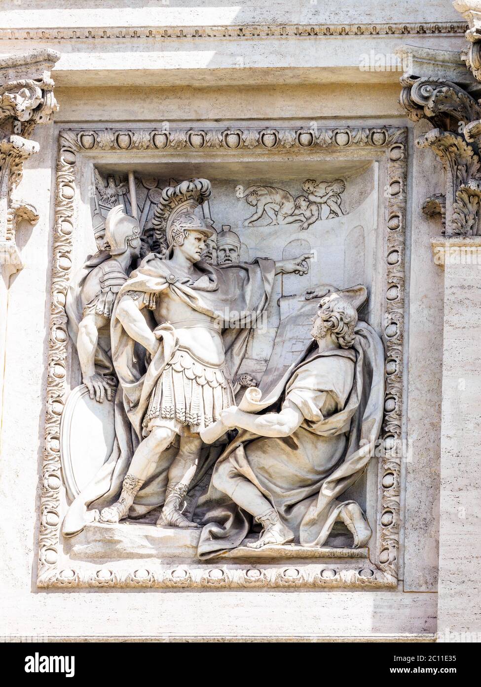 Bas-reliefs de la fontaine de Trevi représentant la légende de l'Agrippa approuvant le projet de l'aqueduc - Rome, Italie Banque D'Images