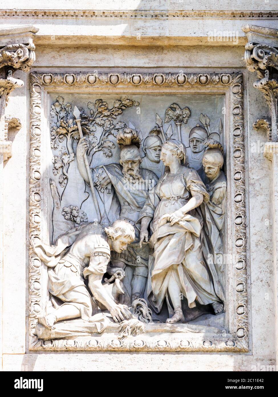 bas-reliefs de la fontaine de Trevi représentant la vierge romaine qui indique aux soldats assoiffés les sources de l'eau - Rome, Italie Banque D'Images