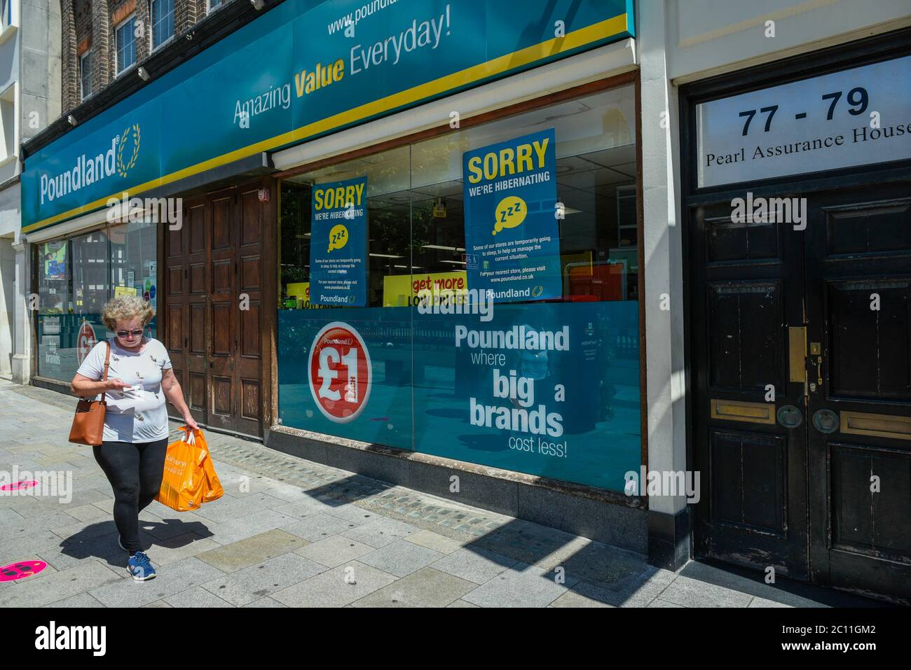 Watford, Royaume-Uni. 13 juin 2020. Un magasin Poundland à Watford High Street. Pour tenter de stimuler l'économie, le gouvernement britannique assouplit les restrictions de confinement en cas de pandémie du coronavirus afin de permettre la réouverture des magasins non essentiels le 15 juin, mais seulement s'ils sont conformes à la norme Covid19. Les acheteurs devront également pratiquer la distanciation sociale. Après une réduction record de 20.4% du produit intérieur brut (PIB) en avril, le pays est sur la bonne voie pour la pire récession depuis plus de trois siècles. Credit: Stephen Chung / Alay Live News Banque D'Images