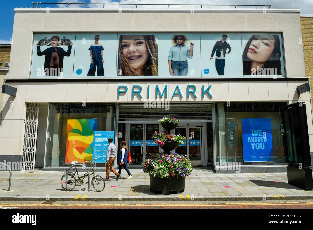 Watford, Royaume-Uni. 13 juin 2020. Le magasin de vêtements Primark à Watford High Street. Pour tenter de stimuler l'économie, le gouvernement britannique assouplit les restrictions de confinement en cas de pandémie du coronavirus afin de permettre la réouverture des magasins non essentiels le 15 juin, mais seulement s'ils sont conformes à la norme Covid19. Les acheteurs devront également pratiquer la distanciation sociale. Après une réduction record de 20.4% du produit intérieur brut (PIB) en avril, le pays est sur la bonne voie pour la pire récession depuis plus de trois siècles. Credit: Stephen Chung / Alay Live News Banque D'Images