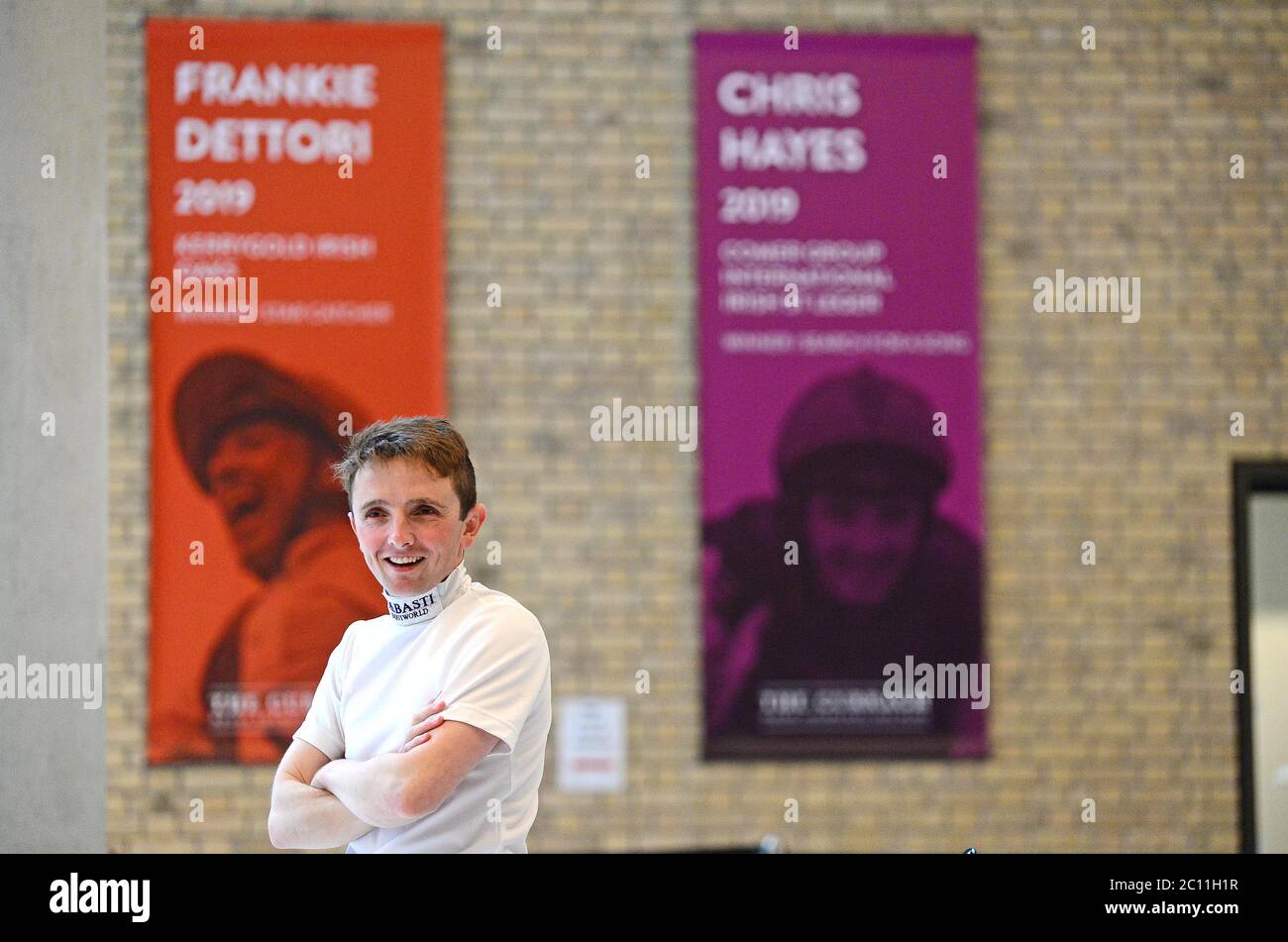 Le jockey Chris Hayes se prépare à courir dans le quartier temporaire des jockeys, dans le hall principal de l'hippodrome de Curragh. Banque D'Images