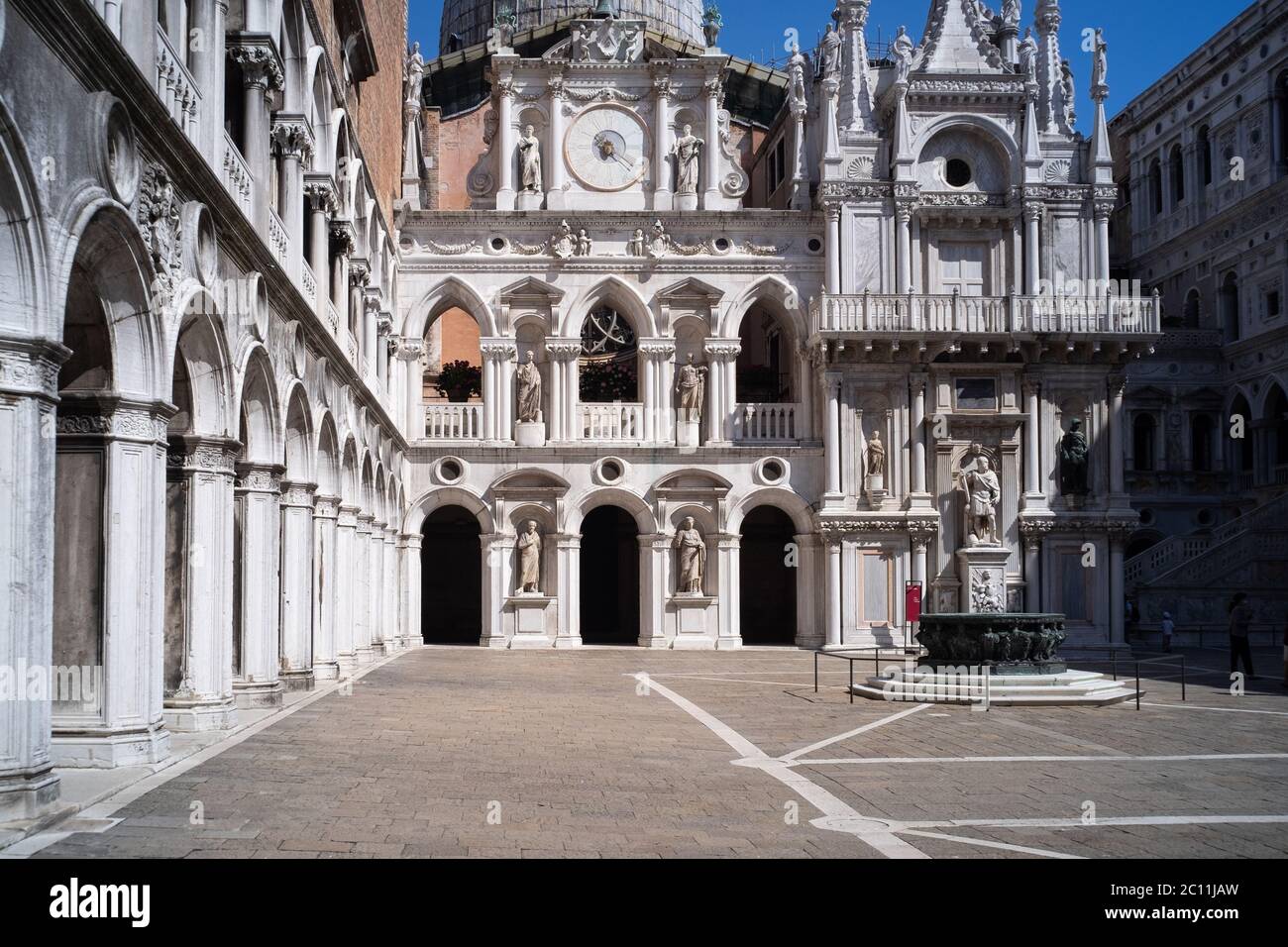 VENISE, ITALIE - 13 JUIN 2020 : les touristes visitent le musée du Palais Ducale le jour de la réouverture après plus de 3 mois de fermeture en raison du confinement de Covid-19 le 13 juin 2020 à Venise, Italie. Crédit : nouvelles en direct de l'éveil/Alay Banque D'Images