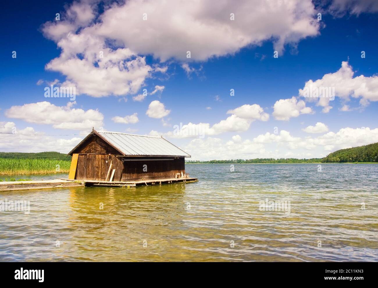 Mazury lac paysage avec maison de pêcheur Banque D'Images