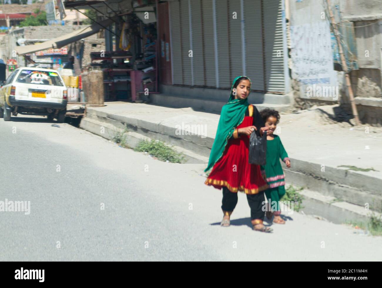 Elle portait des vêtements traditionnels de l'est de l'Afghanistan Banque D'Images