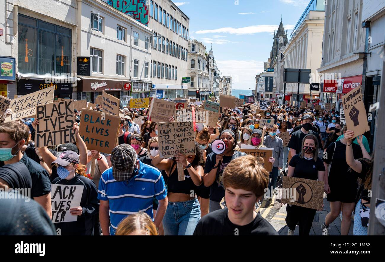 Brighton UK 13 juin 2020 - des milliers de personnes participent aujourd'hui au rassemblement de protestation contre le racisme de Black Lives Matter dans Brighton . Des manifestations ont eu lieu en Amérique , en Grande-Bretagne et dans d'autres pays depuis la mort de George Floyd alors qu'il était arrêté par la police à Minneapolis le 25 mai : Credit Simon Dack / Alay Live News Banque D'Images