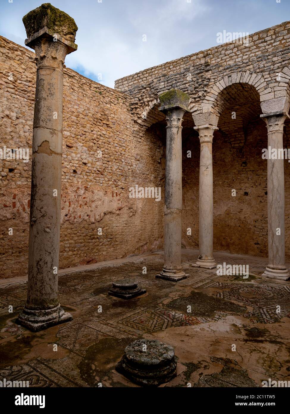Arches en pierre et détails des thermes Antonian ou Licinian dans l'ancien site archéologique romain de Dougga (Thugga), Tunisie Banque D'Images