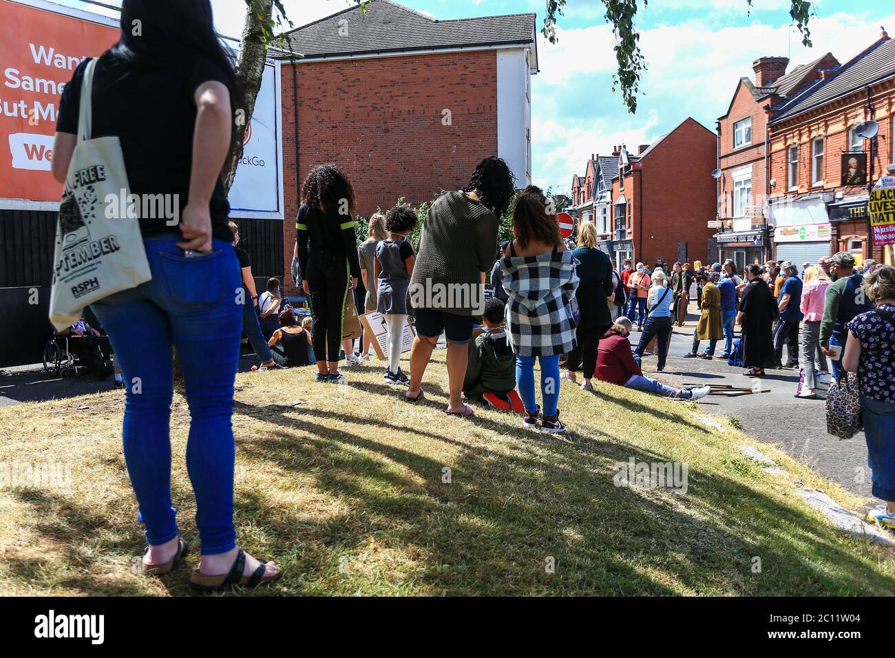 Stourbridge, West Midlands, Royaume-Uni. 13 juin 2020. Un rassemblement animé mais paisible d'au moins 200 personnes démontrées pour les vies noires importe dans la ville de Stourbridge, West Midlands, Royaume-Uni. Crédit : Peter Lophan/Alay Live News Banque D'Images