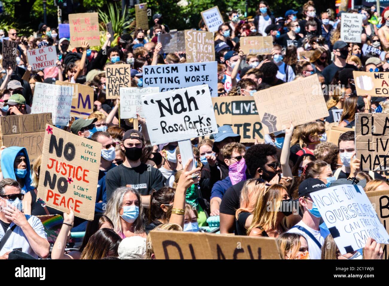 Brighton, East Sussex, Royaume-Uni. 13 juin 2020. Les manifestants, dont beaucoup sont masqués, tiennent des placards en altitude à la Black Lives Matter march par Brighton Palace Pier. Photo © Julia Claxton crédit : Julia Claxton/Alamy Live News Banque D'Images