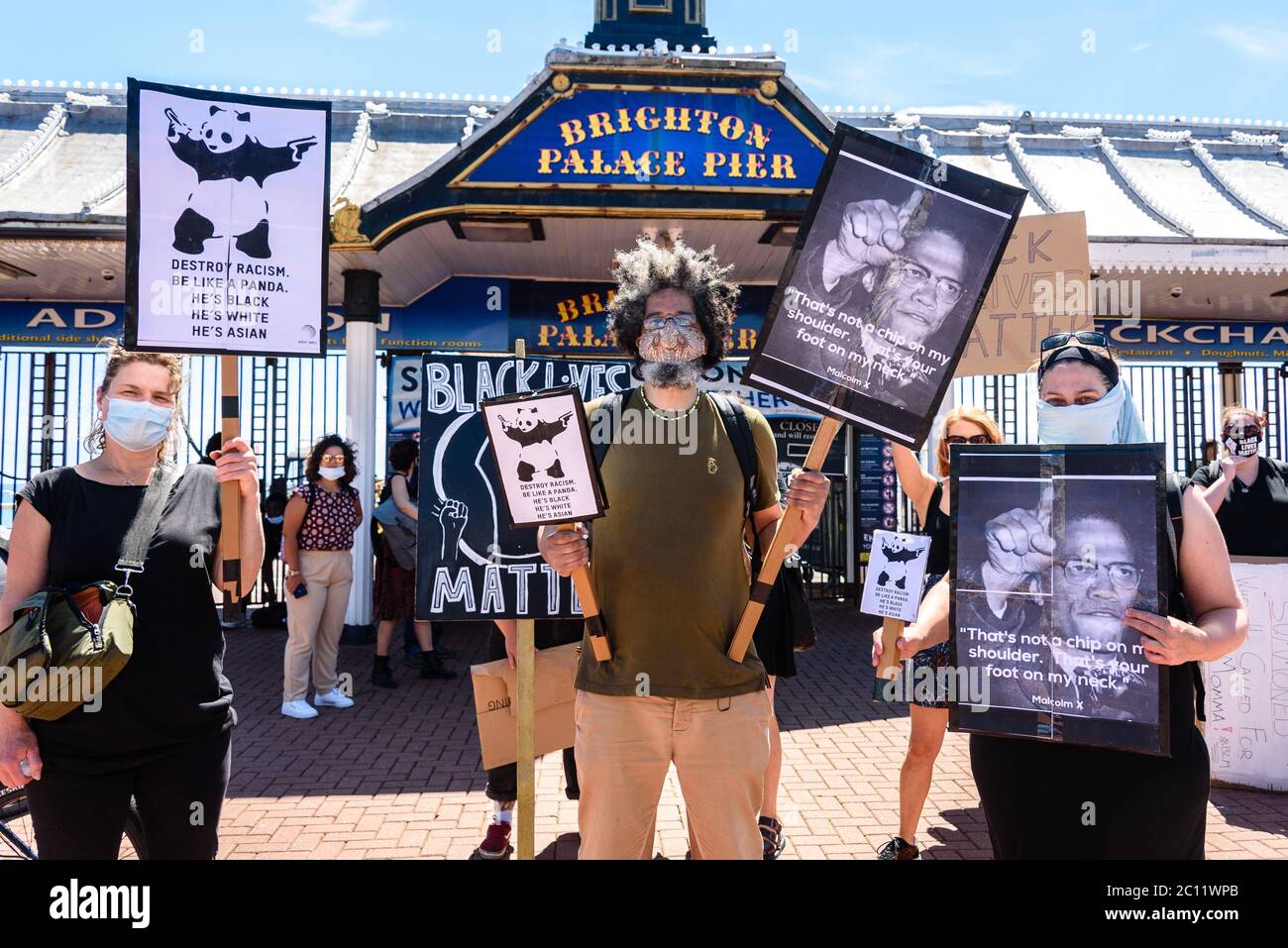 Brighton, East Sussex, Royaume-Uni. 13 juin 2020. Les manifestants, dont beaucoup sont masqués, tiennent des placards en altitude à la Black Lives Matter march par Brighton Palace Pier. Photo © Julia Claxton crédit : Julia Claxton/Alamy Live News Banque D'Images