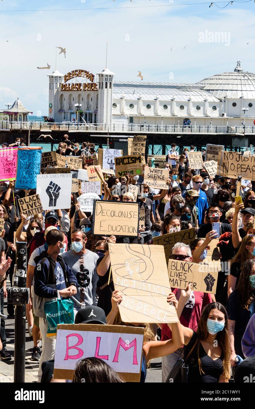 Brighton, East Sussex, Royaume-Uni. 13 juin 2020. Les manifestants, dont beaucoup sont masqués, tiennent des placards en altitude à la Black Lives Matter march par Brighton Palace Pier. Photo © Julia Claxton crédit : Julia Claxton/Alamy Live News Banque D'Images