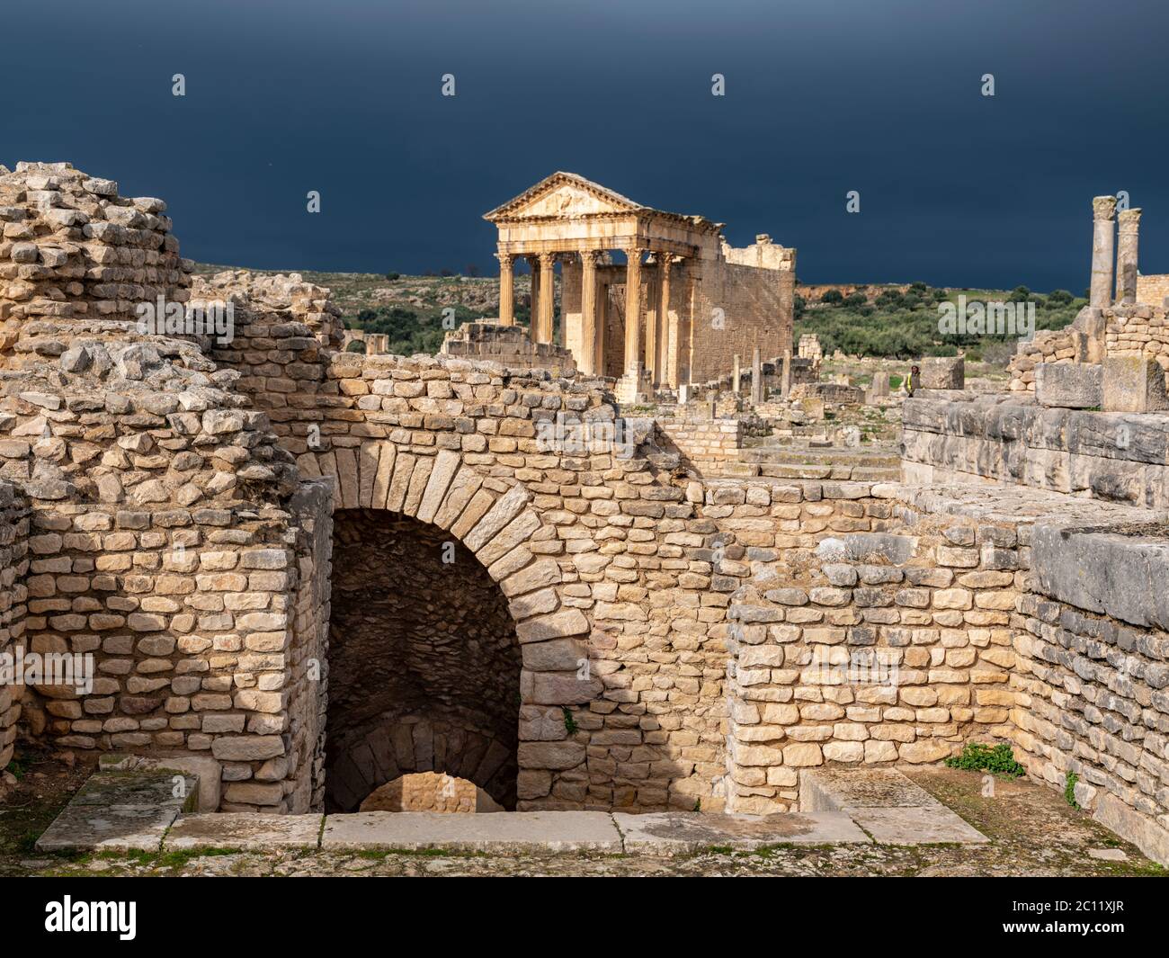 L'ancien site archéologique romain de Dougga (Thugga), Tunisie avec une vue spectaculaire sur le temple principal avant une tempête Banque D'Images