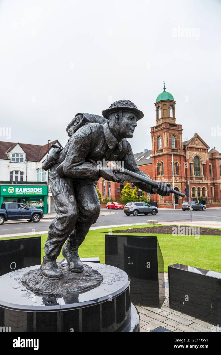 Statue de Stanley Hollis Elton,à Middlesbrough,Angleterre,UK.Il a gagné la Croix de Victoria décernée seulement au jour J (6 juin 1944) Banque D'Images