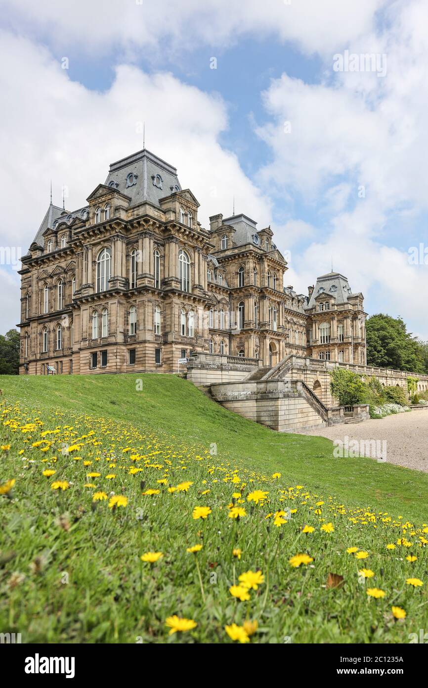 Musée Bowes, Château de Barnard, comté de Durham, Royaume-Uni. 13 juin 2020. Météo Royaume-Uni. Les visiteurs du musée Bowes peuvent profiter d'une promenade sous un agréable soleil d'été aujourd'hui après la réouverture des jardins du musée, suite aux dernières directives du gouvernement sur Covid-19. Le musée lui-même est toujours fermé, mais les visiteurs peuvent désormais visiter le parc entre 10h30 et 16h45. Crédit : David Forster/Alay Live News Banque D'Images