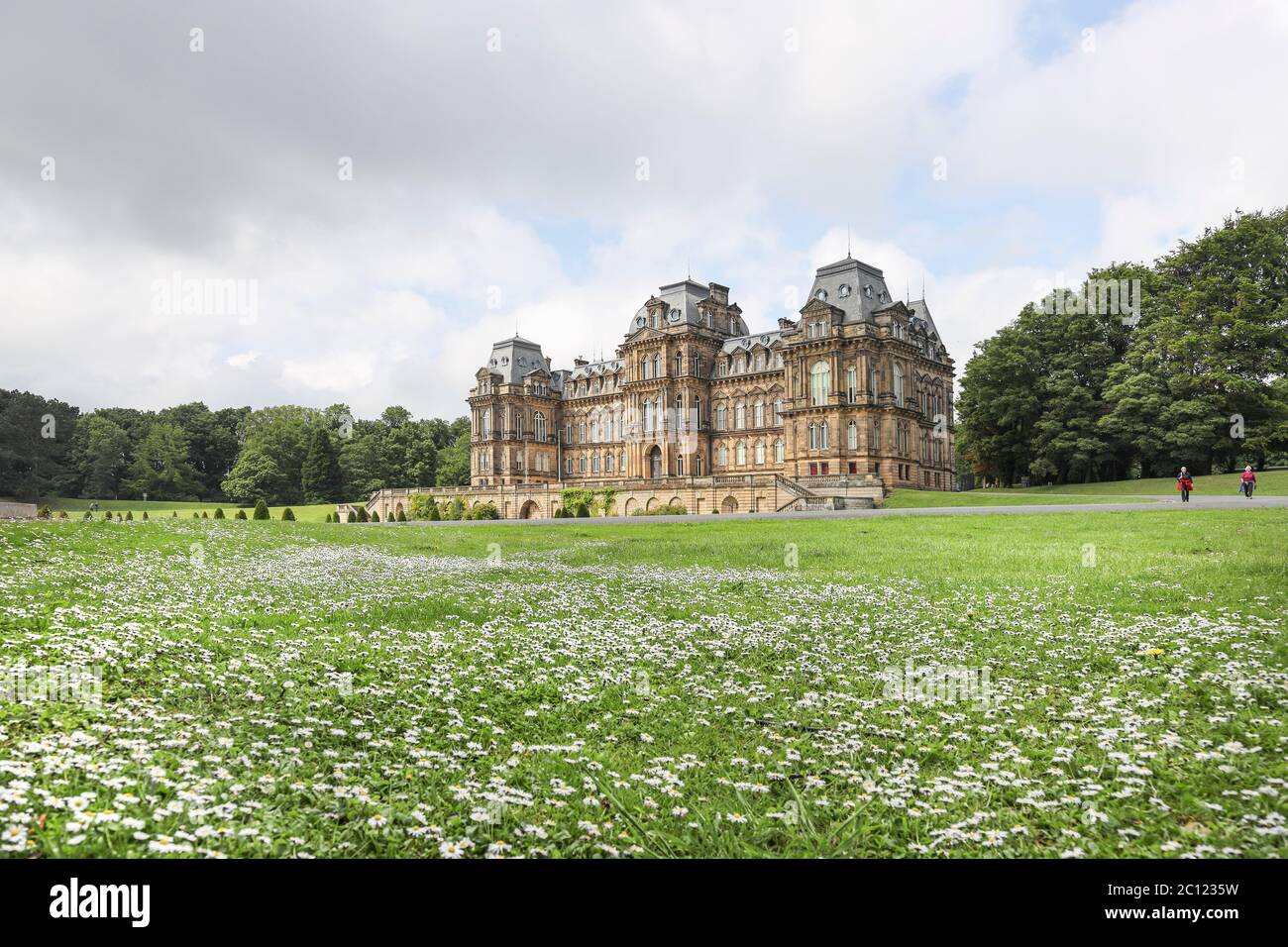 Musée Bowes, Château de Barnard, comté de Durham, Royaume-Uni. 13 juin 2020. Météo Royaume-Uni. Les visiteurs du musée Bowes peuvent profiter d'une promenade sous un agréable soleil d'été aujourd'hui après la réouverture des jardins du musée, suite aux dernières directives du gouvernement sur Covid-19. Le musée lui-même est toujours fermé, mais les visiteurs peuvent désormais visiter le parc entre 10h30 et 16h45. Crédit : David Forster/Alay Live News Banque D'Images