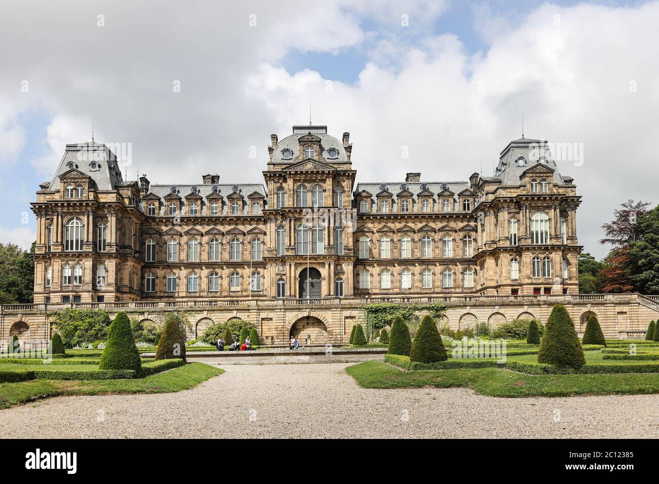 Musée Bowes, Château de Barnard, comté de Durham, Royaume-Uni. 13 juin 2020. Météo Royaume-Uni. Les visiteurs du musée Bowes peuvent profiter d'une promenade sous un agréable soleil d'été aujourd'hui après la réouverture des jardins du musée, suite aux dernières directives du gouvernement sur Covid-19. Le musée lui-même est toujours fermé, mais les visiteurs peuvent désormais visiter le parc entre 10h30 et 16h45. Crédit : David Forster/Alay Live News Banque D'Images