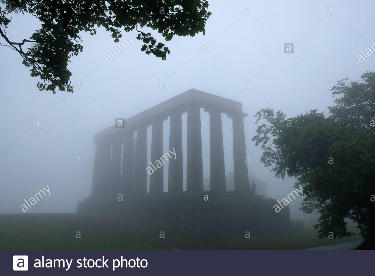 Edimbourg, Ecosse, Royaume-Uni. 13 juin 2020. Brouillard épais affectant le centre-ville d'Édimbourg. Vu ici au Monument national de Calton Hill. Crédit : Craig Brown/Alay Live News Banque D'Images