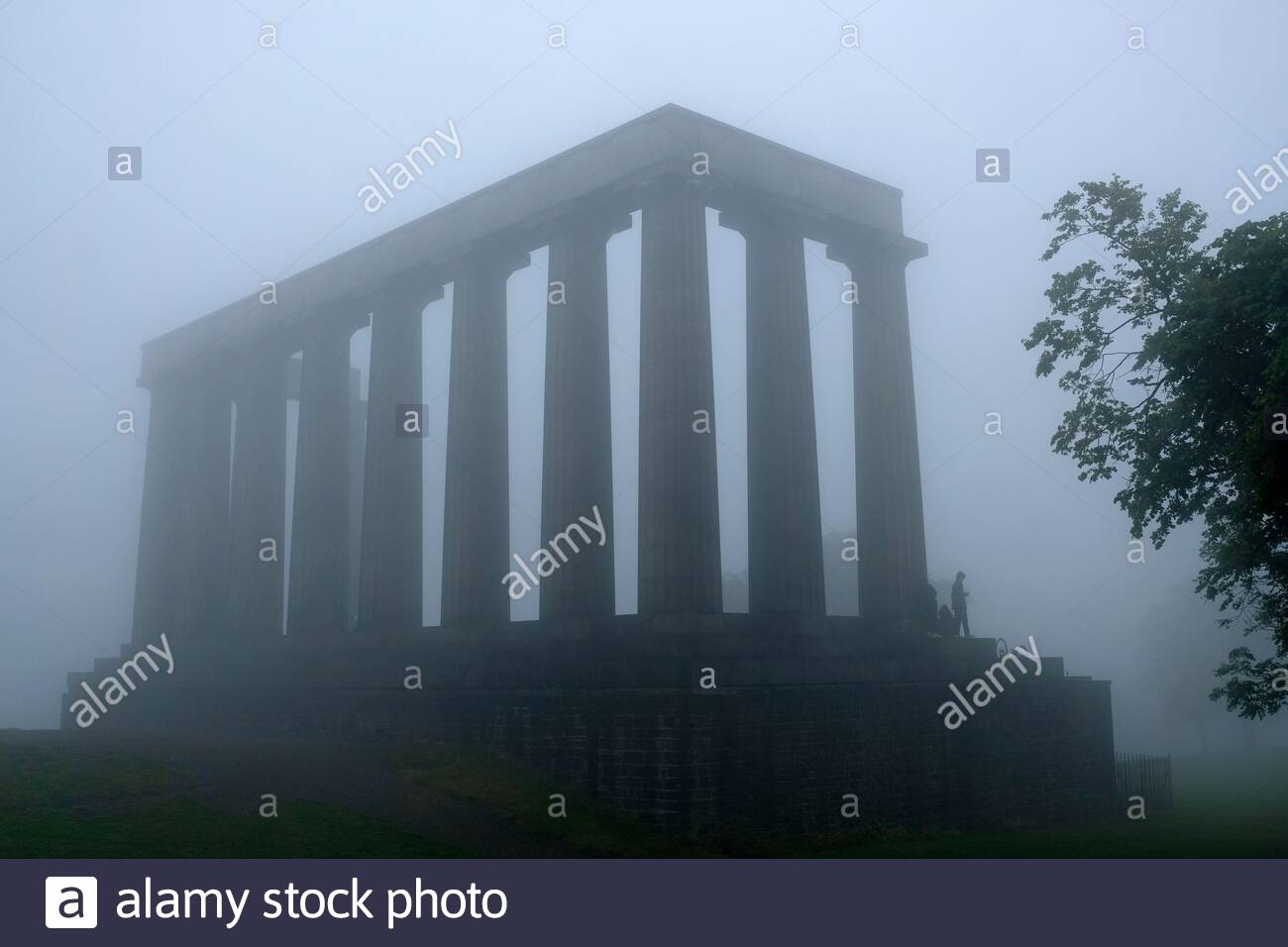 Edimbourg, Ecosse, Royaume-Uni. 13 juin 2020. Brouillard épais affectant le centre-ville d'Édimbourg. Vu ici au Monument national de Calton Hill. Crédit : Craig Brown/Alay Live News Banque D'Images
