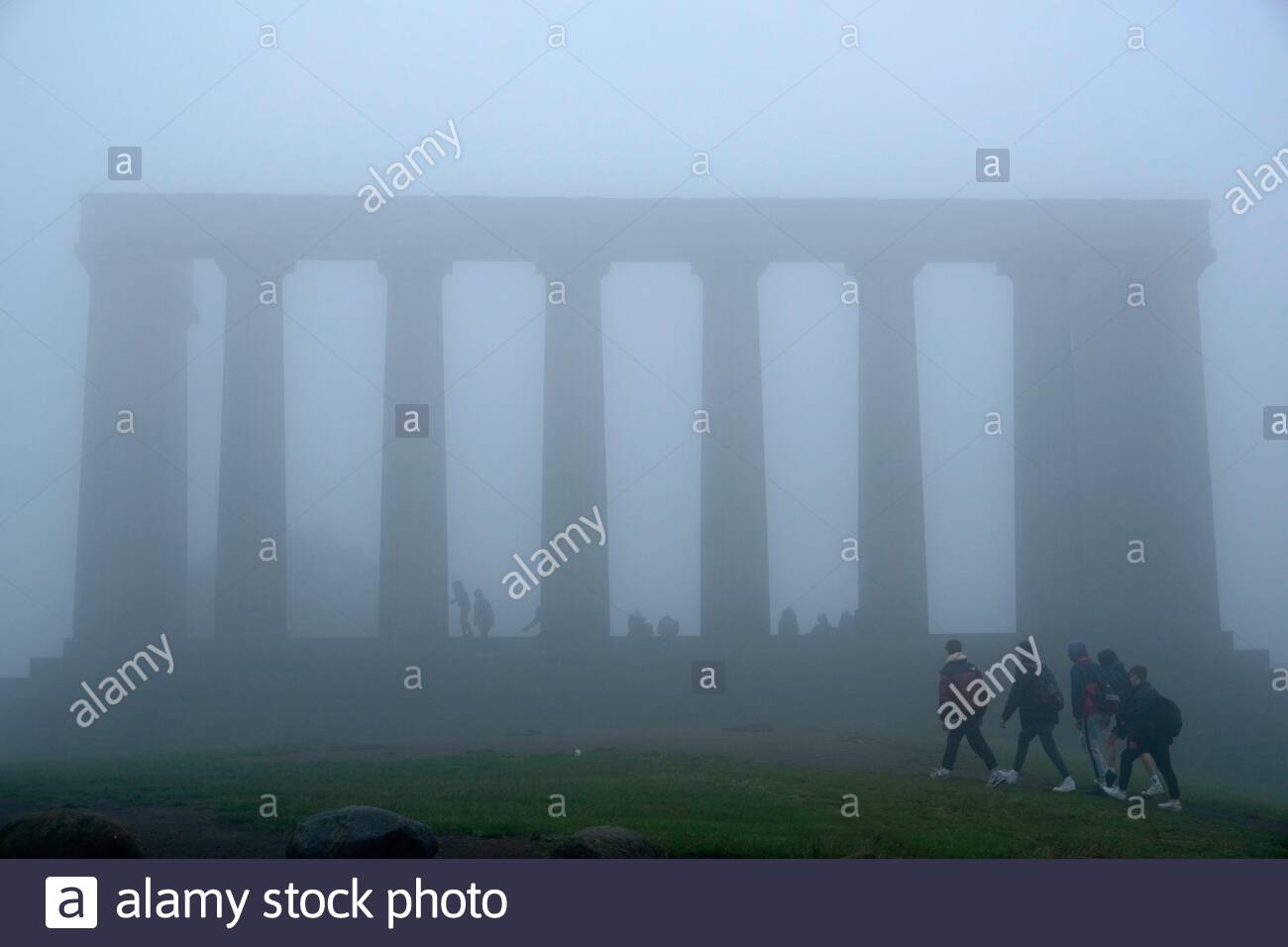Edimbourg, Ecosse, Royaume-Uni. 13 juin 2020. Brouillard épais affectant le centre-ville d'Édimbourg. Vu ici au Monument national de Calton Hill. Crédit : Craig Brown/Alay Live News Banque D'Images