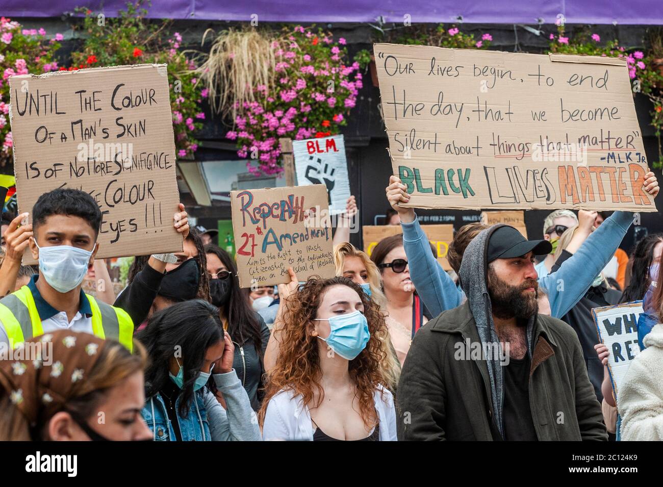 Les personnes noires comptent des manifestants lors d'un rassemblement à Cork, en Irlande. Banque D'Images