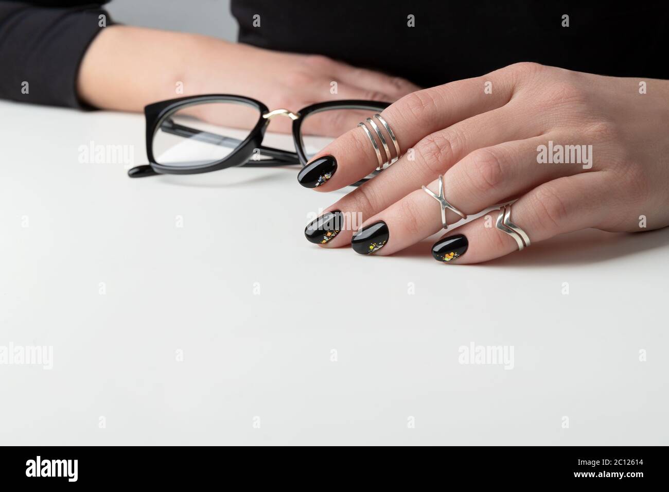 Belle main de femme avec manucure élégante. Motif cloueur noir minimal  Photo Stock - Alamy