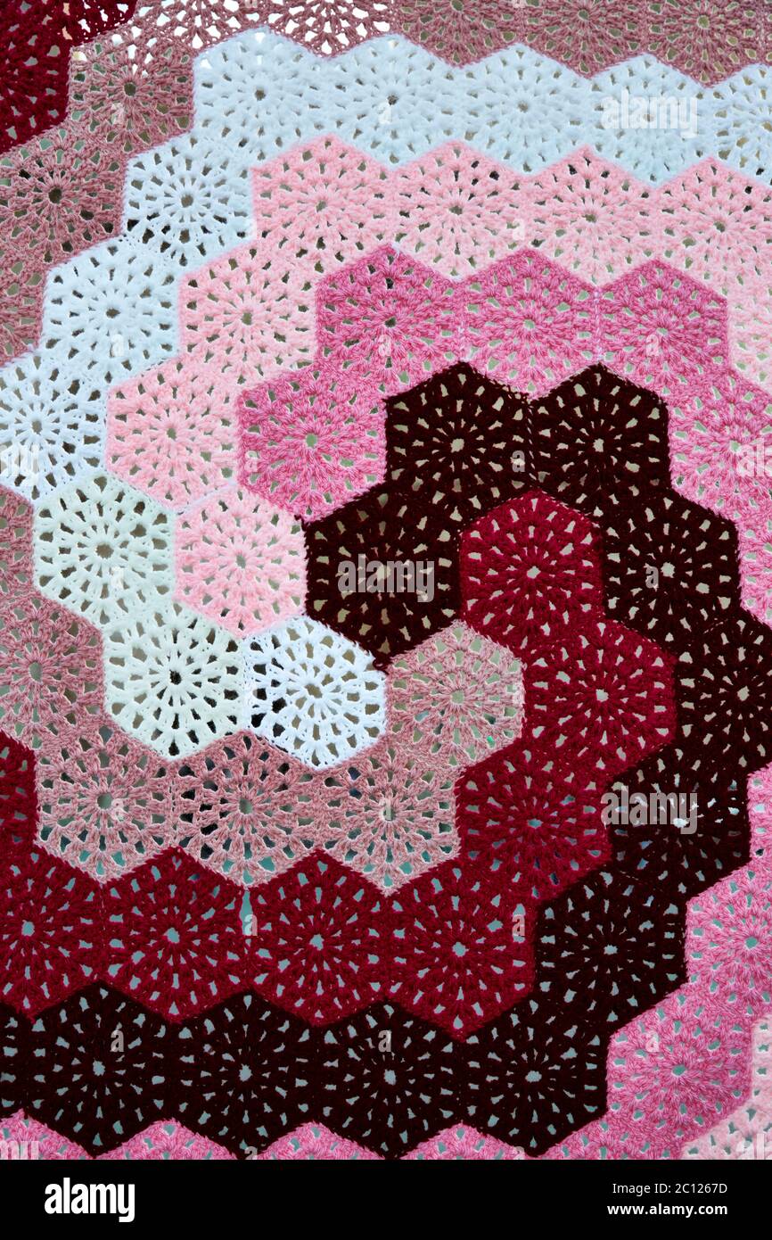 Gros plan sur un motif en crochet hexagonal traditionnel en spirale coloré. Banque D'Images