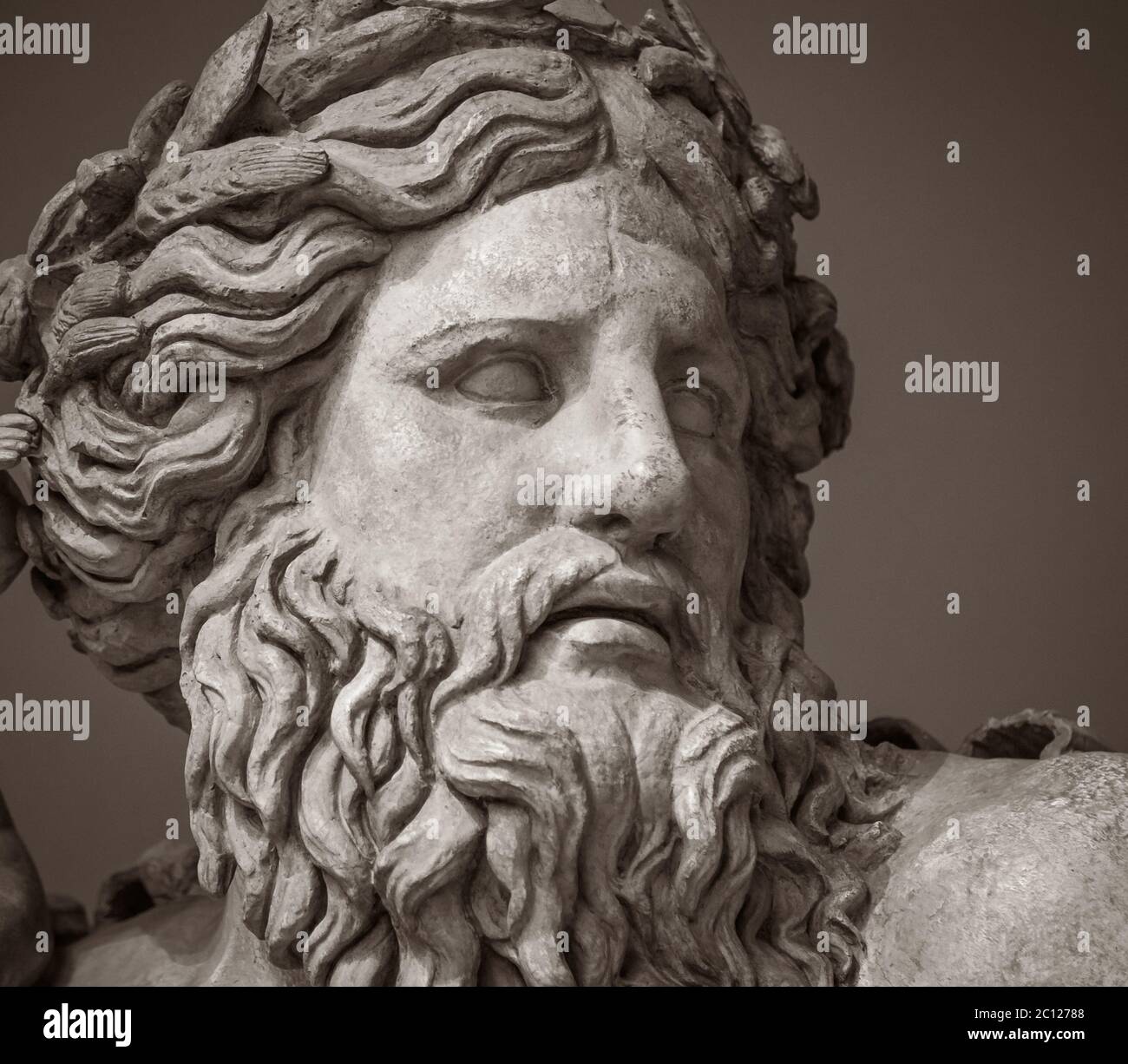 L'ancien portrait en marbre de l'homme avec la barbe Banque D'Images