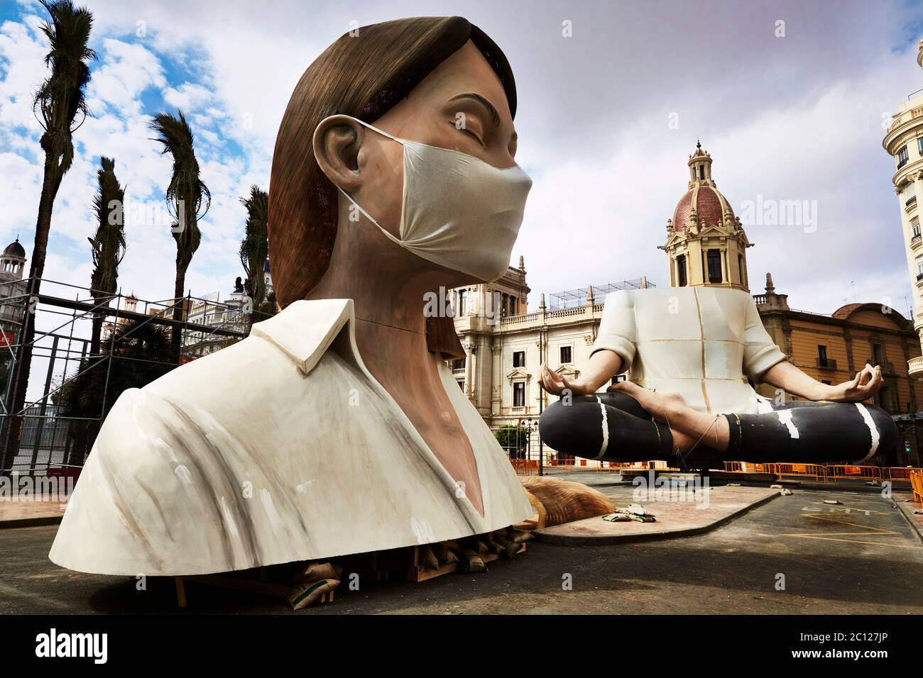 Sculpture incomplète pour le festival annulé de Las Fallas 2020 à Valence portant un masque improvisé pour la protéger contre le virus Covid 19, Espagne. Banque D'Images