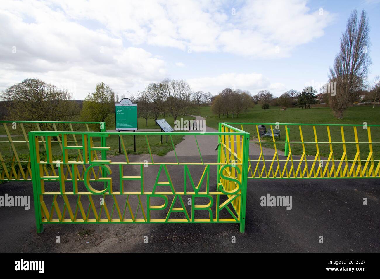 Portes menant au parc HIghams, Highams Park London, espace vert en banlieue de Londres avec panneaux de signalisation Banque D'Images