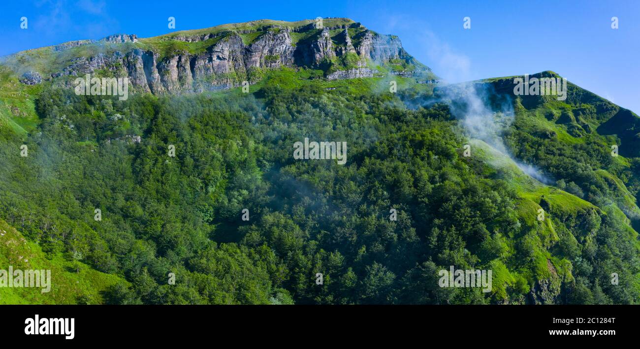 Paysage de printemps de montagnes et de prairies près de Portillo de Lunada dans la Valle del Miera, Cantabrie, Espagne, Europe Banque D'Images