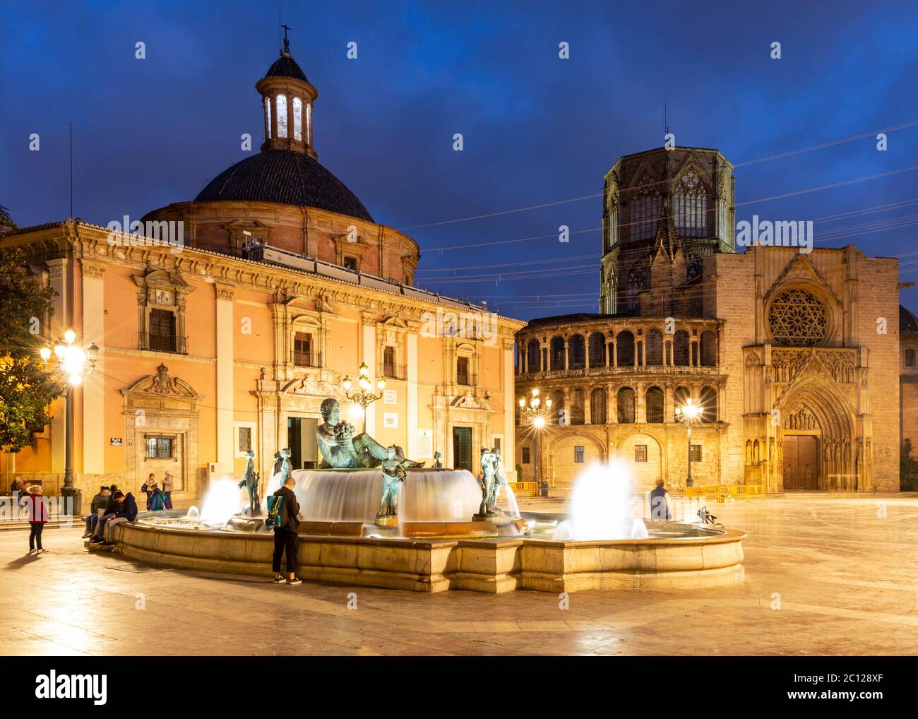 la Fuente del Turia (Fontaine de Turia) et la cathédrale de Valence, Plaza de la Virgen, Valence, Espagne. Banque D'Images