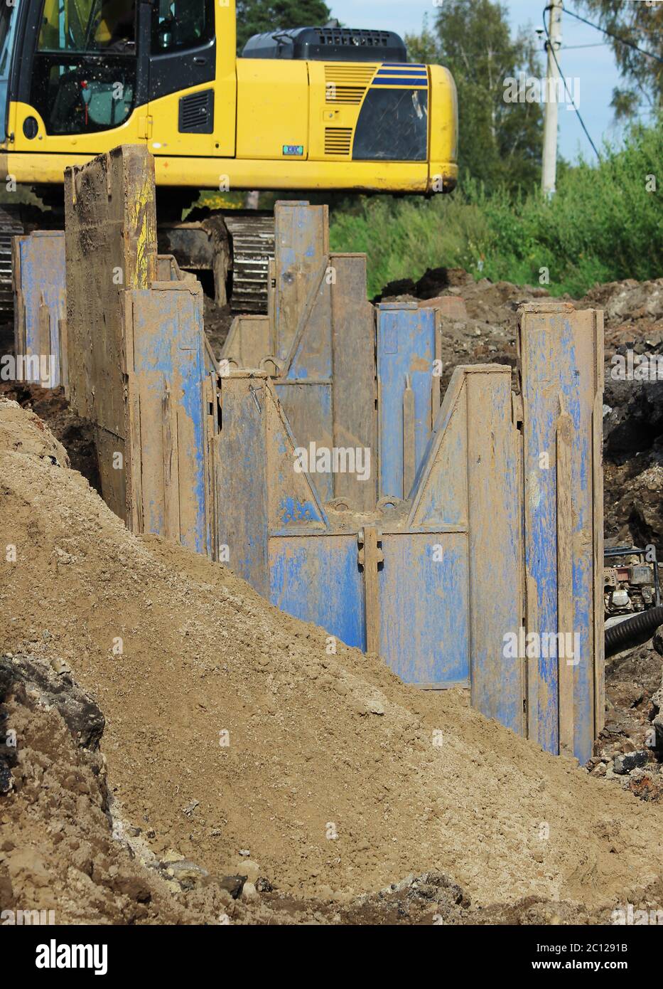 installation de structures métalliques - support immédiat pour drainer le sol sur le chantier de construction de la route dans le marais. Banque D'Images