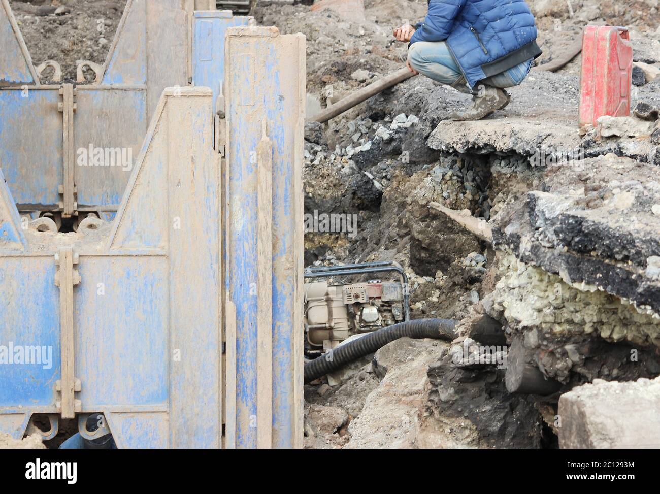 installation de structures métalliques - support immédiat pour drainer le sol sur le chantier de construction de la route dans le marais. Banque D'Images
