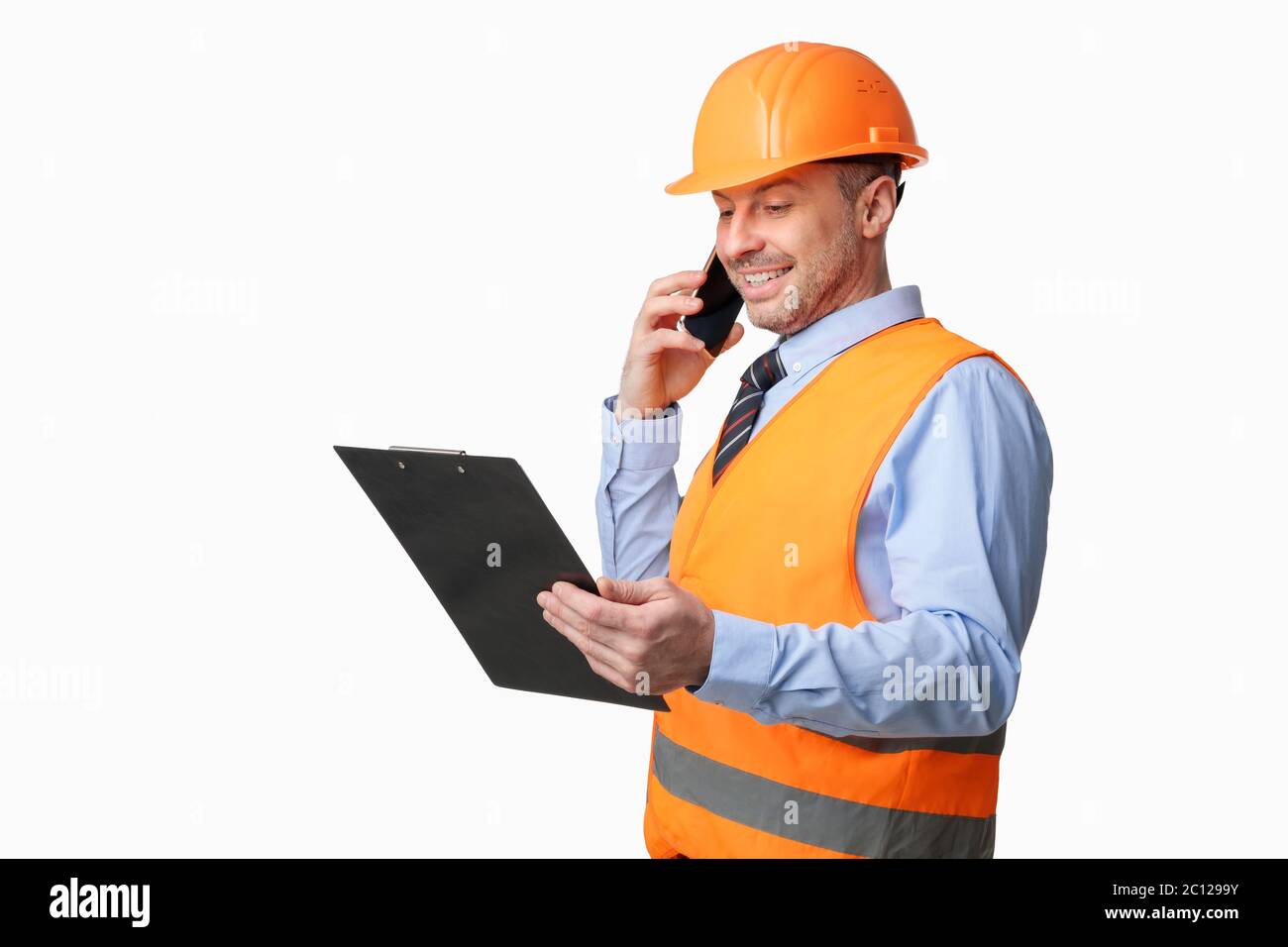Travailleur de la construction parlant au téléphone dossier de garde sur fond blanc Banque D'Images
