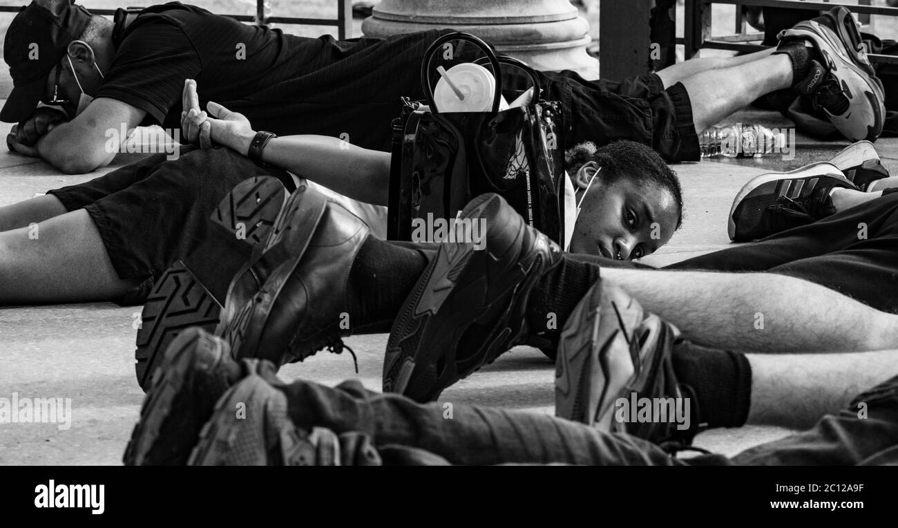 3 juin 2020, Boston, Massachusetts, États-Unis : un manifestant organise une manifestation « à part » lors d'un rassemblement en réponse à la mort de George Floyd et contre la brutalité et le racisme de la police sur Boston Common à Boston. Crédit: Keiko Hiromi/AFLO/Alay Live News Banque D'Images