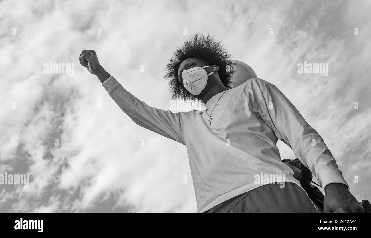 3 juin 2020, Boston, Massachusetts, États-Unis : un manifestant se lève lors d'un rassemblement en réponse à la mort de George Floyd et contre la brutalité et le racisme de la police sur Boston Common à Boston. Crédit: Keiko Hiromi/AFLO/Alay Live News Banque D'Images