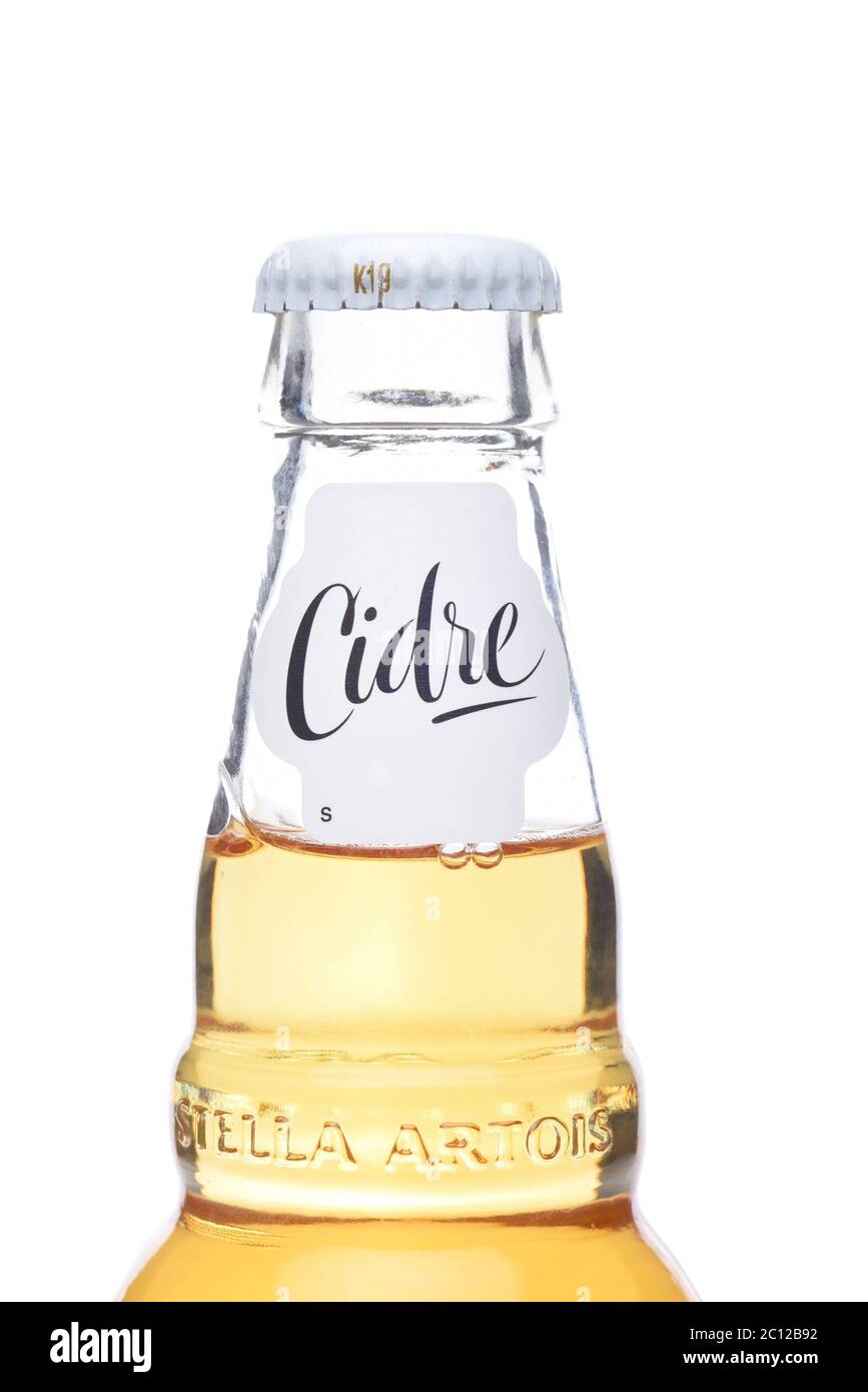 IRVINE, CALIFORNIE - 4 JUIN 2020 : gros plan d'un Stella Artois Cidre, col de bouteille de cidre de pomme dur de style européen, sur blanc. Banque D'Images